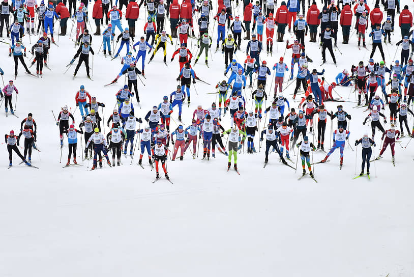 Участники массовой лыжной гонки «Лыжная Россия — 2023» в Химках