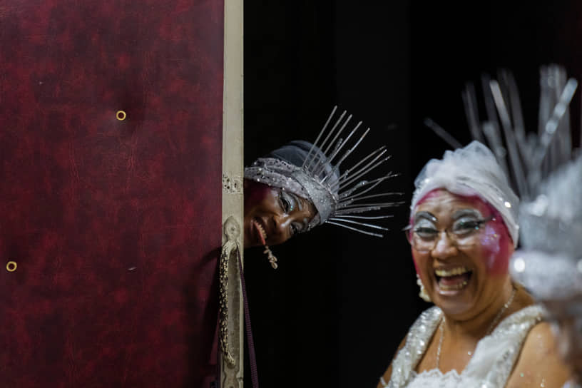 Монтевидео, Уругвай. Танцоры готовятся к выступлению на карнавальном параде
