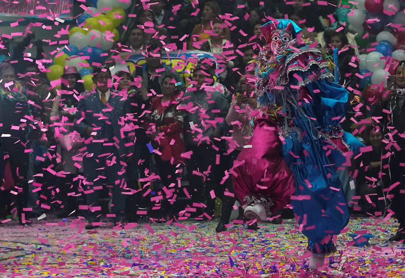 Ла-Пас, Боливия. Танцор на конкурсе по выбору трех главных карнавальных персонажей