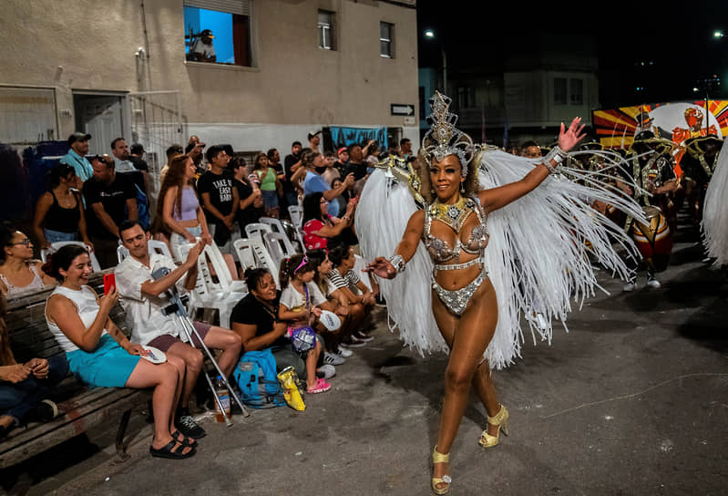 Монтевидео, Уругвай. Танцовщица выступает на карнавальном параде