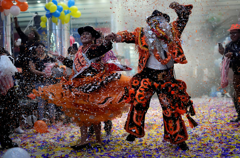 Ла-Пас, Боливия. Танцоры во время конкурса по выбору трех главных персонажей карнавала