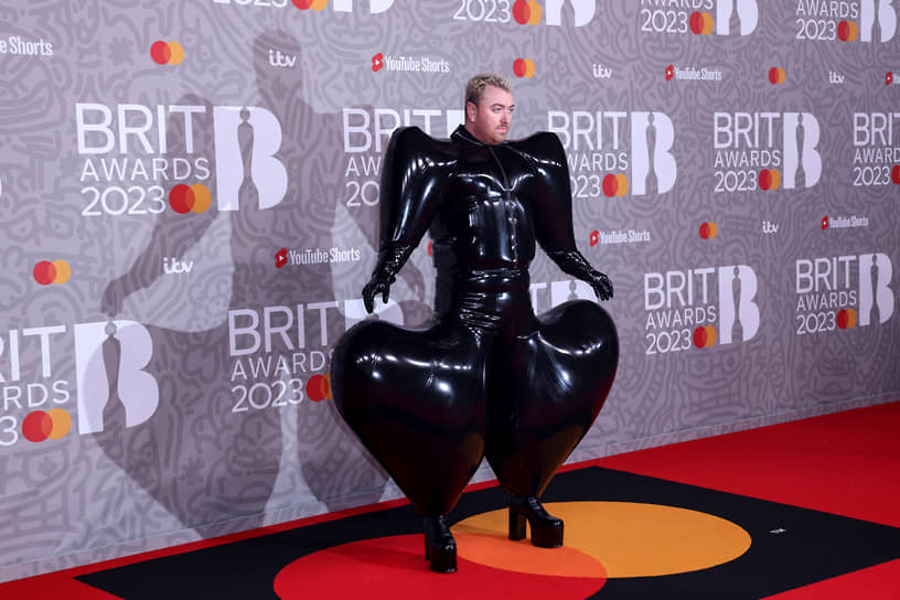 Певец Сэм Смит позирует фотографам перед церемонией Brit Awards 