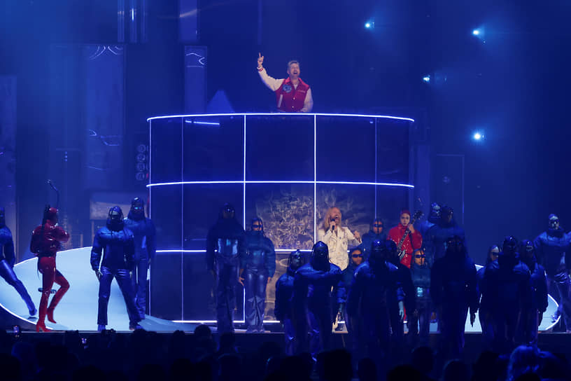Диджей Дэвид Гетта (на возвышении) и певец Сэм Райдер (в центре) во время выступления на Brit Awards 