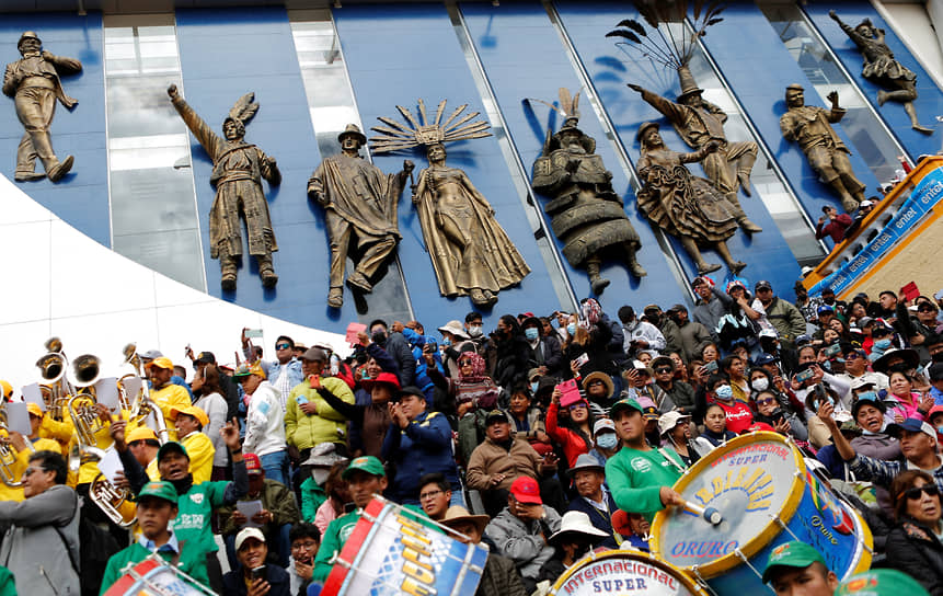 Оруро, Боливия. Музыканты на ежегодном фестивале духовых оркестров, предваряющем карнавал