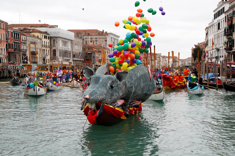 Венеция, Италия. Запуск воздушных шаров во время парада-маскарада