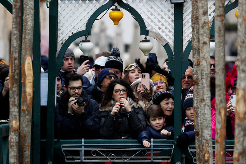 Венеция, Италия. Зрители наблюдают за карнавальным шествием по водным каналам