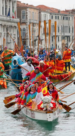 Венеция, Италия. Местные жители участвуют в карнавальном шествии по водным каналам