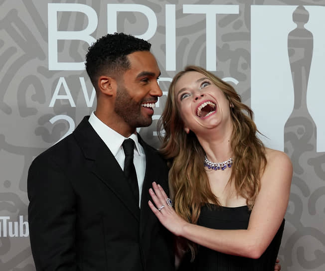 Актер Люсьен Лависконт и актриса Камиль Разат на красной дорожке Brit Awards 