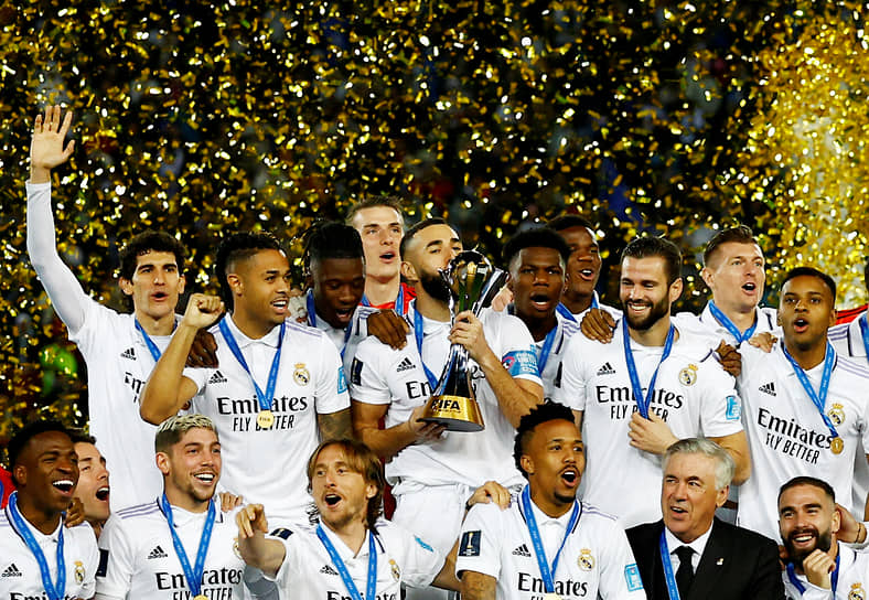 Карим Бензема (в центре) целует кубок «Реала» за победу в финале клубного чемпионата мира