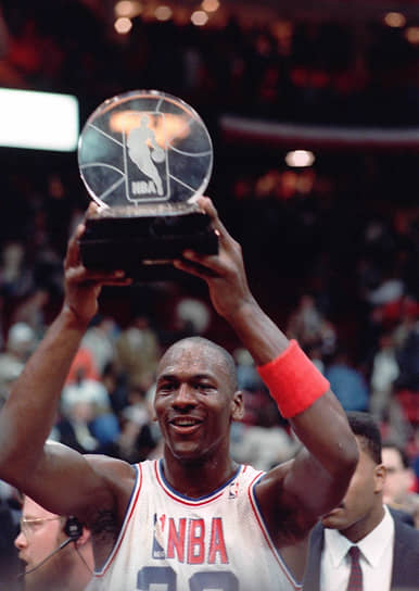 Вместе с Джорданом «Чикаго Буллс» стал выходить в play-off. В сезоне 87/88 он набрал более 3 000 очков, повторив достижение центрового Уилта Чемберлена, и впервые получил награду самого ценного игрока НБА (MVP), а также MVP матча всех звезд (на фото)