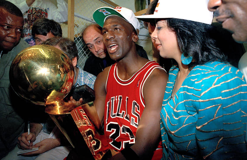 Все изменилось, когда одноклубник Джордана Скотти Пиппен, игравший на позиции разыгрывающего, вышел на звездный уровень. В сезоне 90/91 «Чикаго» наконец одолел «Детройт», а затем разгромил «Лос-Анджелес Лейкерс» со счетом 4-1. Тогда Джордан впервые получил титул MVP финала&lt;br> На фото: Майкл Джордан с чемпионским кубком НБА в 1991 году