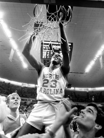 В 1981 году Джордан поступил в университет Северной Каролины. Там его сразу включили в стартовый состав баскетбольной команды на позицию атакующего защитника. В первом же сезоне спортсмен завоевал приз лучшего новичка студенческого чемпионата (NCAA) и помог своей команде одержать победу в финале