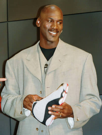Благодаря небывалой популярности Джордан зарабатывал миллионы долларов на рекламе. В дебютном же сезоне он заключил контракт с Nike, которая выпустила для него именные кроссовки Air Jordan. Это не понравилось руководству лиги, запретившему играть в «джорданах». Однако звезду это не остановило: после каждого матча защитник выплачивал по $5 тыс. штрафа, который компенсировал бренд. По данным СМИ, в 2022 году баскетболист за свои рекламные контракты с Nike получил около $256 млн&lt;br>
На фото: Джордан на презентации новой коллекции обуви в 1997 году