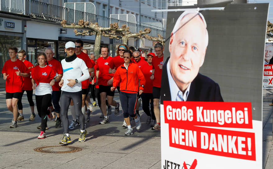 Бывший министр иностранных дел Германии Хайко Маас (в центре) мечтает пробежать полный марафон. Во время политической карьеры он ограничивался полумарафоном — правила триатлона это допускают
