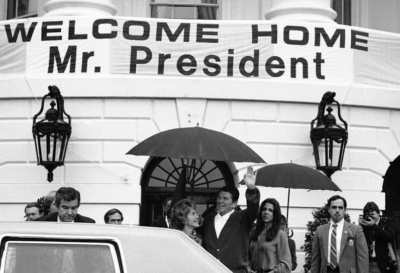 Президент Рональд Рейган с супругой Нэнси и дочерью Патти Дэвис (справа)