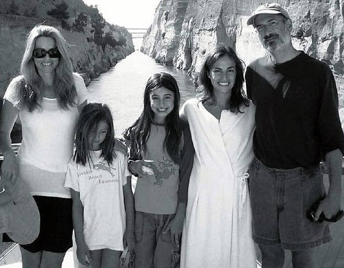 Стив Джобс и его дочь Лиза Бреннон-Джобс (вторая справа)