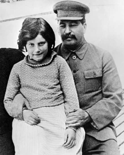 Иосиф Сталин с детьми Светланой и Василием