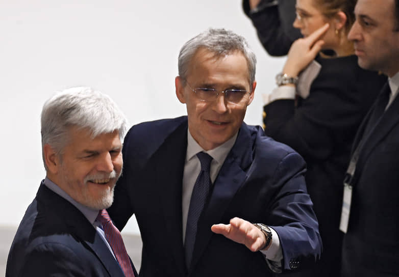Генеральный секретарь НАТО Йенс Столтенберг (в центре) и президент Чехии Петр Павел (слева)