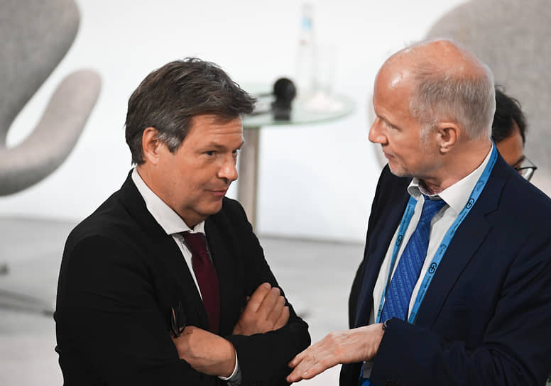 Министр экономики и проблем климата Германии Роберт Хабек (слева)