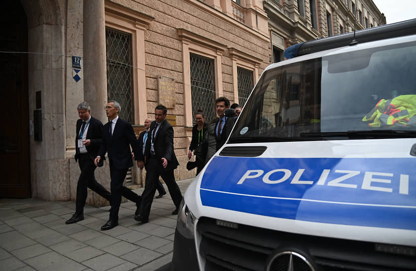 Генеральный секретарь НАТО Йенс Столтенберг (в центре) посетил конференцию по вопросам безопасности в Мюнхене