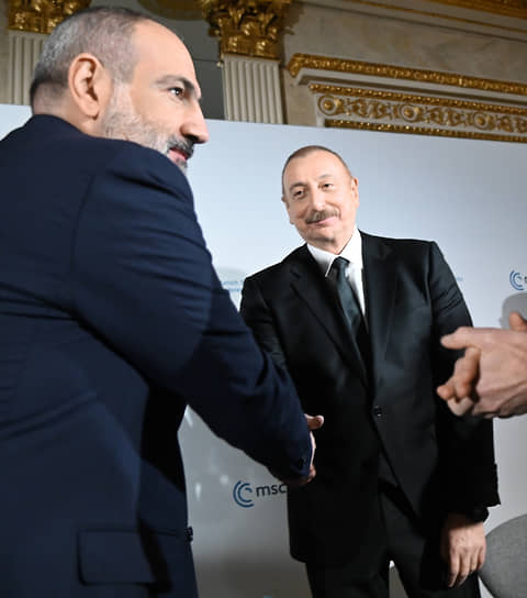 Президент Азербайджана Ильхам Алиев (справа) и премьер-министр Армении Никол Пашинян приветствуют друг друга на конференции по вопросам безопасности
