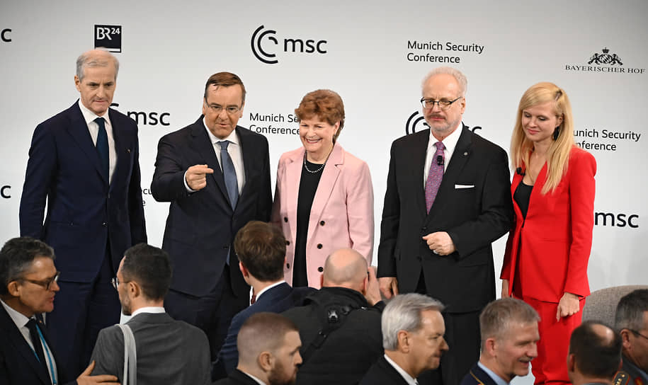 Слева направо: премьер-министр Норвегии Йонас Гар Стере, министр обороны Германии Борис Писториус, американский сенатор Джинн Шейхин и президент Латвии Эгилс Левитс на конференции