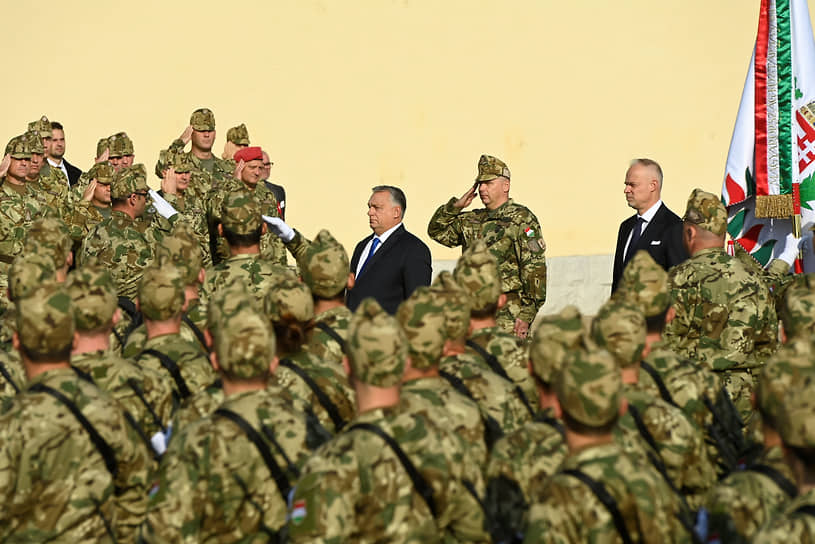 Премьер-министр Виктор Орбан (в центре) и министр обороны  Криштоф Салай-Бобровницки (справа) (оба в штатском) на церемонии принятия присяги венгерскими военнослужащими в Будапеште