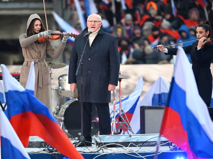 Выступление актера Валерия Баринова на сцене стадиона «Лужники»