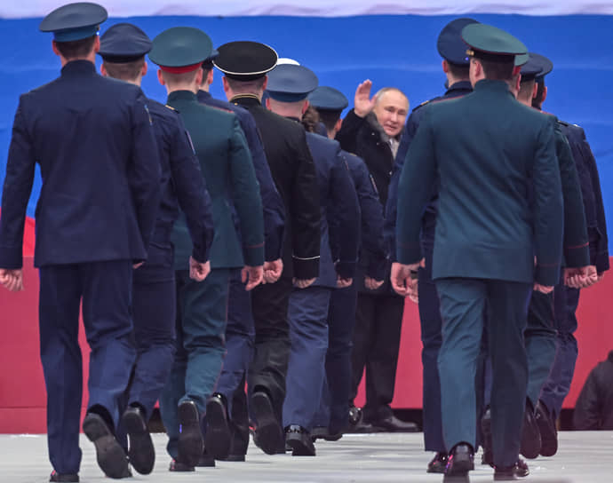 Президент России Владимир Путин с военнослужащими на митинге-концерте в «Лужниках» 