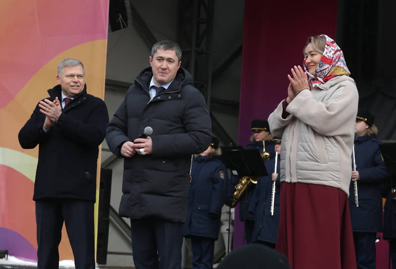 Губернатор Пермского края Дмитрий Махонин (в центре) на концерте-митинге в Перми