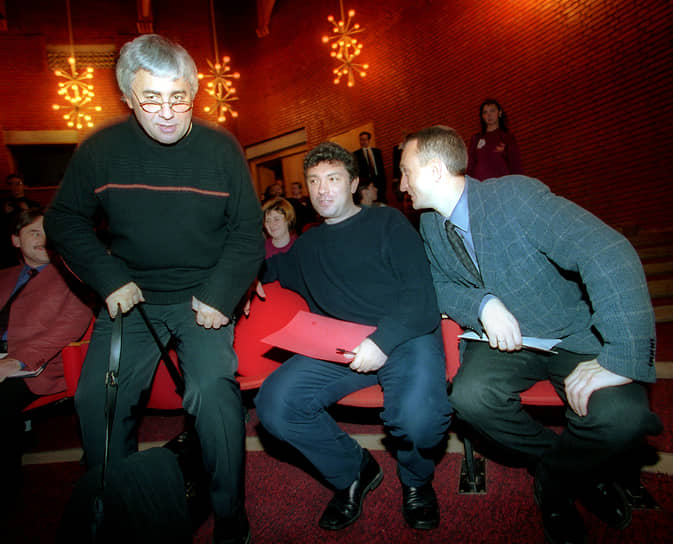 Глеб Павловский (слева) и лидер СПС Борис Немцов (в центре) на церемонии открытия молодежного политического форума «TERRA POLITICAE» в 2001 году