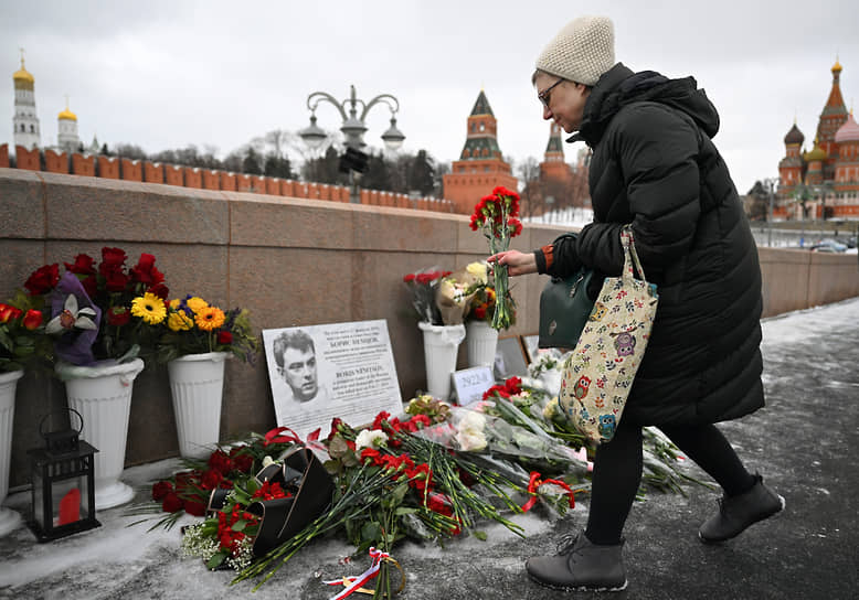 Участница акции памяти Бориса Немцова