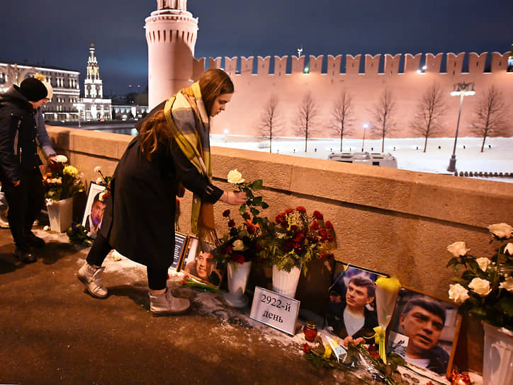 Возложение цветов к месту гибели Бориса Немцова