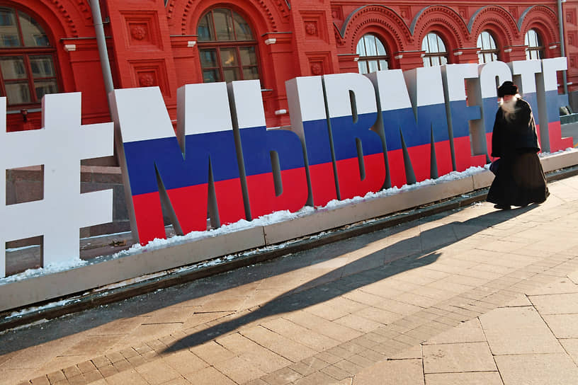 Москва. Инсталляция на площади Революции у Музея Отечественной войны 1812 года 