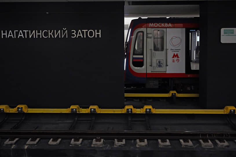 Основная часть поездов нового кольца — российские составы «Москва-2020». У них широкие двери и сквозные проходы между вагонами. Составы укомплектованы климатическими системами, сенсорными схемами метро и информационными экранами