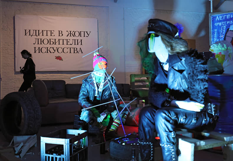 Экспозиция, представленная в залах «Винзаводе», рассказывает о феномене панк-культуры в России и мире через интерактивные экспонаты, архивные материалы и современные арт-инсталляции