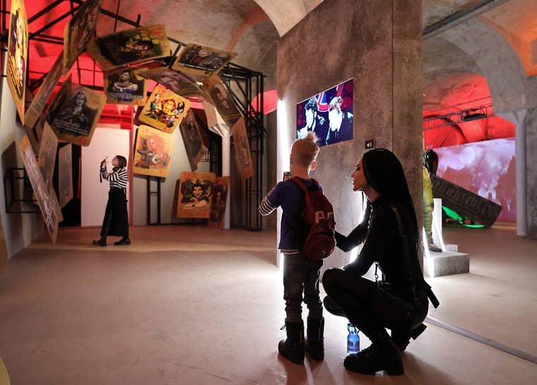 Посетители выставки «Панк-культура. Король и Шут» в центре современного искусства «Винзавод»