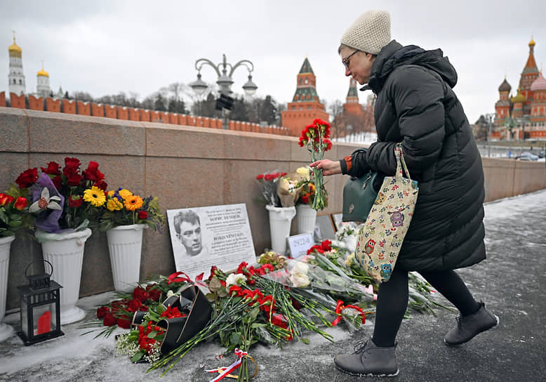 Москва. Женщина кладет цветы на месте гибели политика Бориса Немцова в годовщину его убийства