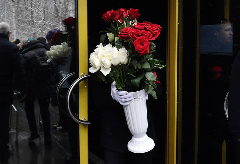 Тело политолога кремируют в Москве, время захоронения станет известно позже