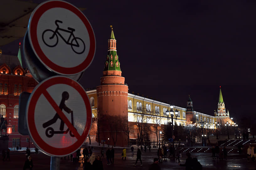 Москва. Дорожные знаки на фоне Кремля