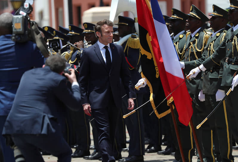 Президент Франции Эмманюэль Макрон на церемонии приветствия в Луанде