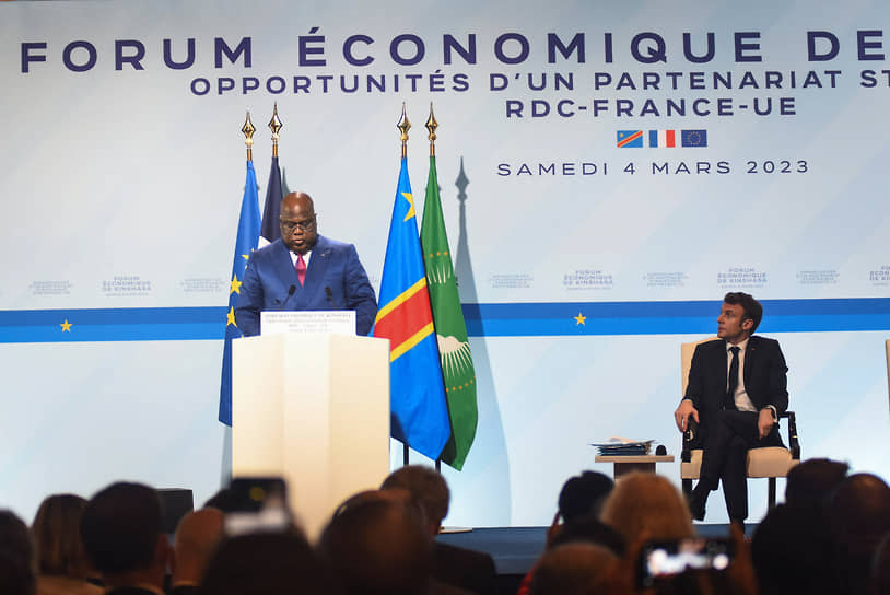Президент ДРК Феликс Чисекеди (слева) выступает на Киншасском экономическом форуме рядом с Эмманюэлем Макроном 