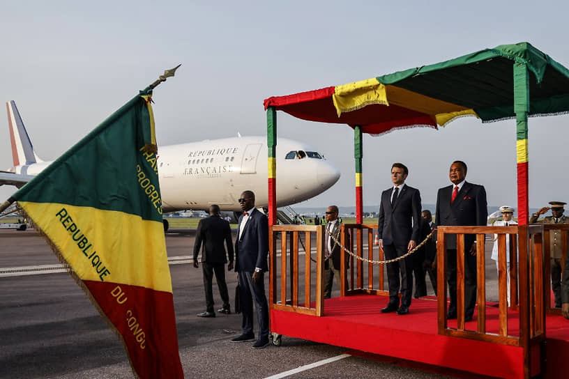 Президент Франции Эмманюэль Макрон (второй справа) и президент Конго Дени Сассу-Нгессо (справа) в аэропорту Браззавиля