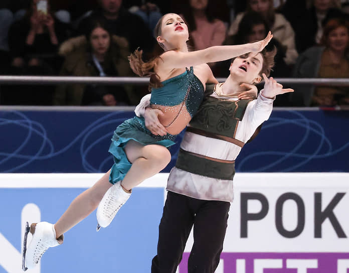 Василиса Кагановская и Валерий Ангелопол исполняют произвольный танец