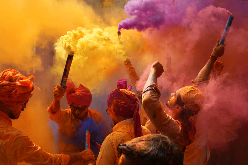 Хайдарабад, Индия. Люди танцуют на фестивале красок Холи 