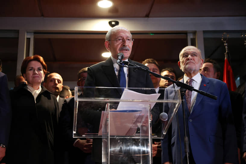 Единый кандидат в президенты Турции от оппозиции Кемаль Кылычдароглу (в центре)