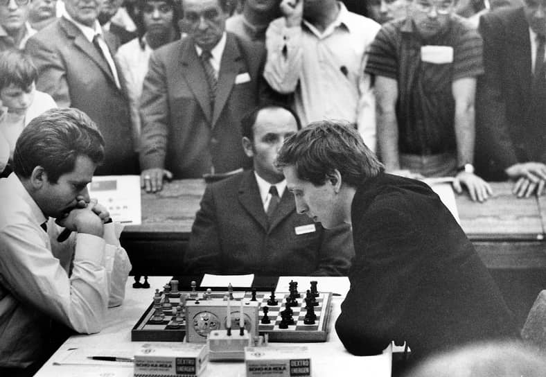 В 1959 году Фишер принял участие в турнире претендентов на звание чемпиона мира в Югославии, но победы не достиг. В 1962 году на очередном турнире претендентов в Кюрасао его вновь постигла неудача — 4-е место, после советских шахматистов Петросяна, Кереса и Геллера. Вернувшись домой, он опубликовал статью, в которой заявил, что сильнейшие советские шахматисты играют между собой договорные ничьи, чтобы не подпускать других претендентов к первому месту