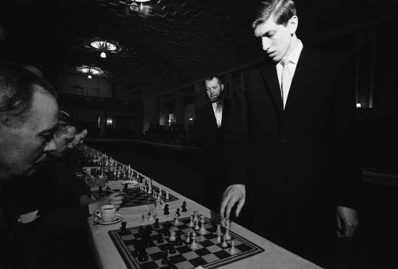 В 15 лет Фишер оставил школу, чтобы полностью посвятить себя шахматам. «Все, что я хочу когда-либо делать,— это играть в шахматы»,— говорил он. Из-за этого он поссорился с матерью и с 1960 года жил один. Уже тогда он мечтал только о том, чтобы завоевать звание чемпиона мира. В 1958 году Бобби стал самым молодым в истории шахмат гроссмейстером, побив предыдущий рекорд Бориса Спасского, получившего звание гроссмейстера в 18 лет. Рекорд Фишера был побит только через 33 года венгерской шахматисткой Юдит Полгар
