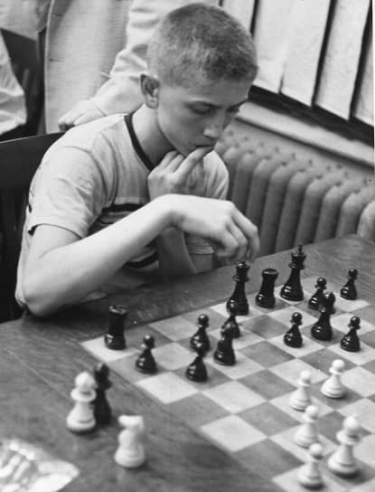 Роберт Джеймс Фишер родился 9 марта 1943 года в Чикаго. Природный дар к шахматам проявился в мальчике, когда ему было шесть лет. Увлечение ими полностью отвратило Роберта от общения со сверстниками. Он воспринимал только тех, кто мог играть с ним в шахматы, а среди ровесников таких не было. Мальчик отличался великолепной памятью и способностью к изучению языков, уже к 12 годам он читал шахматную литературу в оригинале на немецком, испанском и русском