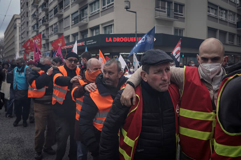 11 марта во время демонстрации членов профсоюзов в Лионе полиция распылила слезоточивый газ